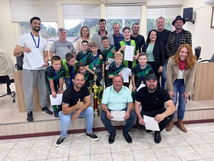 Homenagem aos coordenadores e ao time campeão sub-10 do torneio da Copa Serrana de Futsal 2023